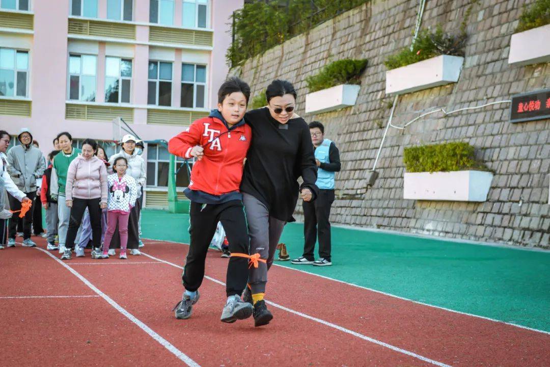 全国趣味障碍跑，激发团队合作与勇气的简单介绍